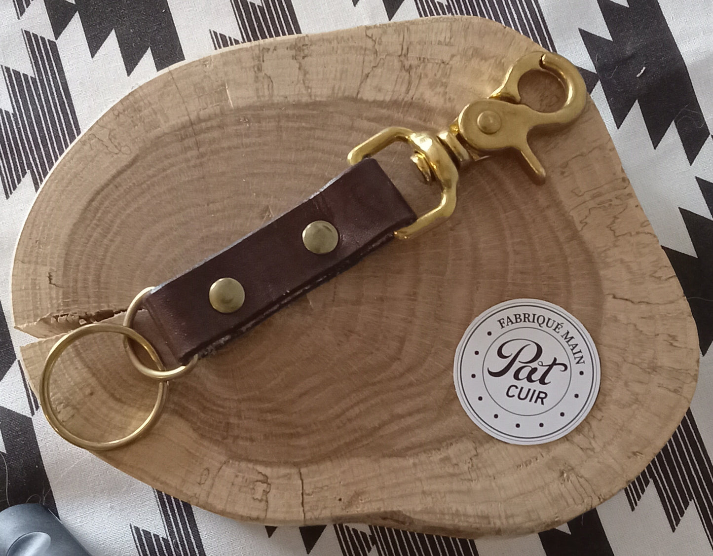 Rotating scissor key holder