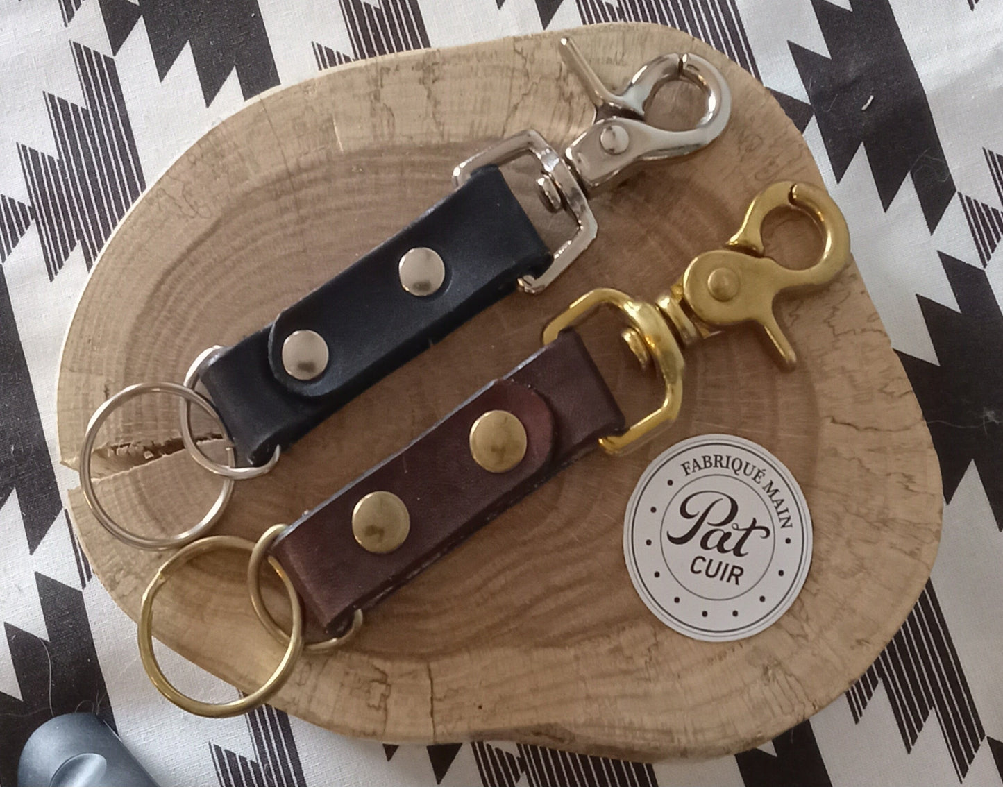 Rotating scissor key holder