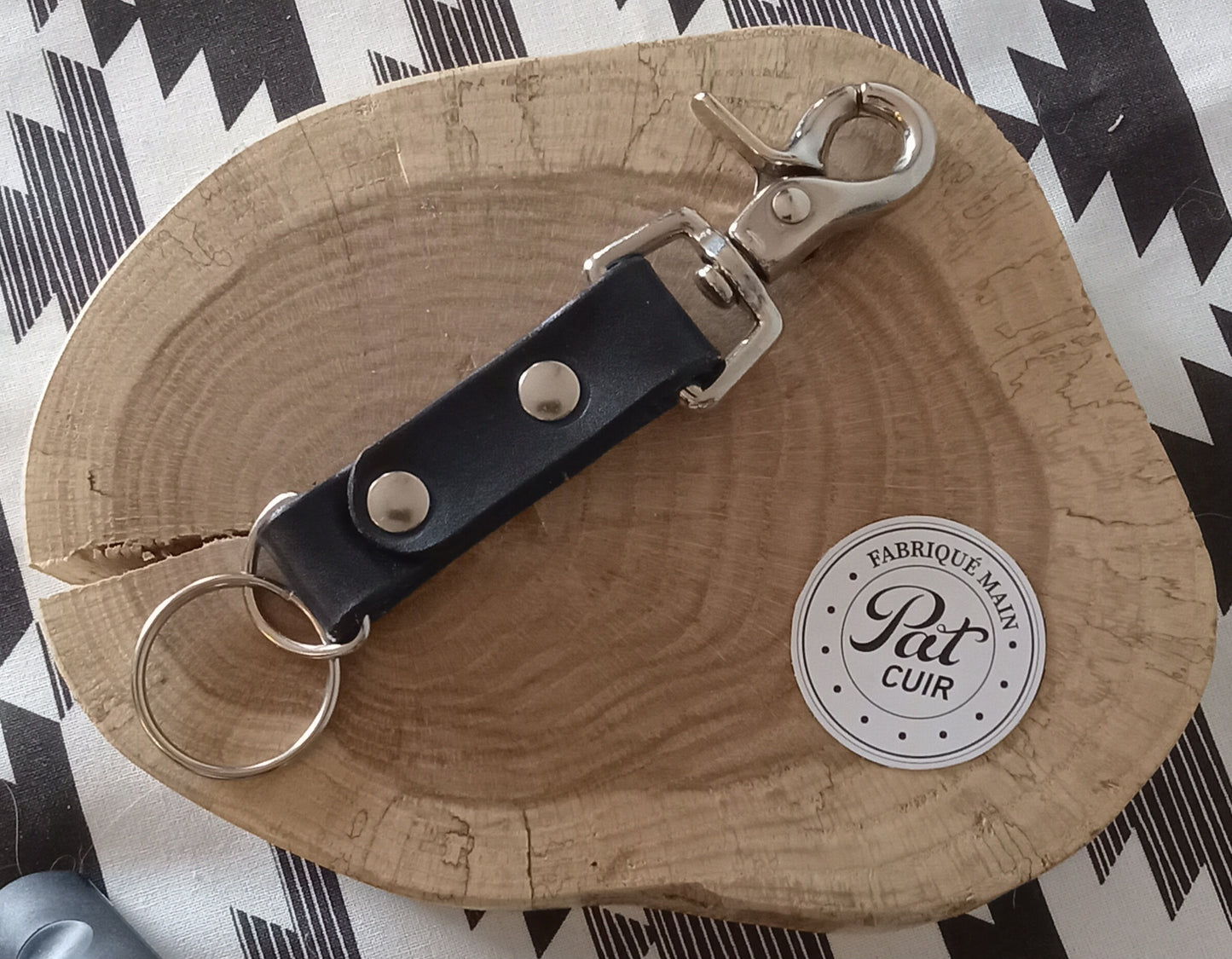 Rotating scissor key holder